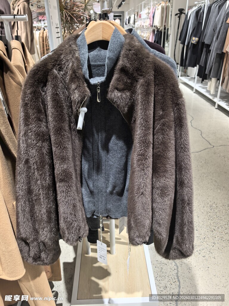 时尚皮草外套展示