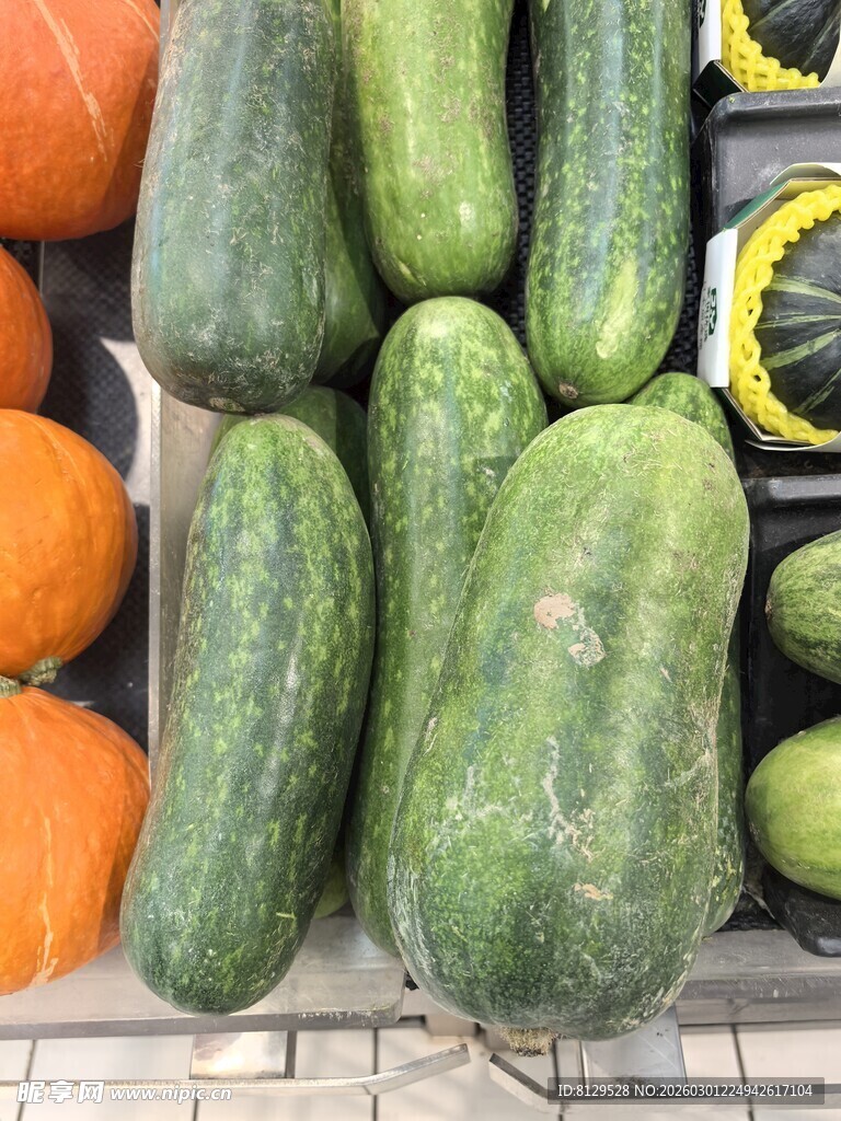 新鲜多样的绿色瓜类蔬菜