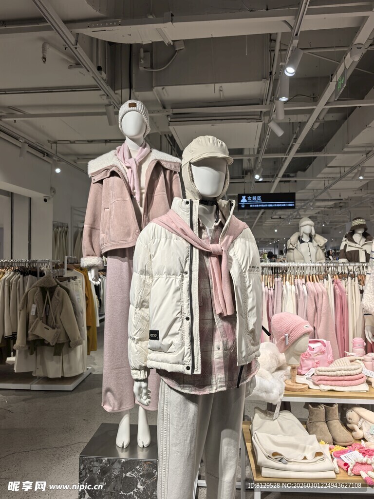时尚女装店内展示场景
