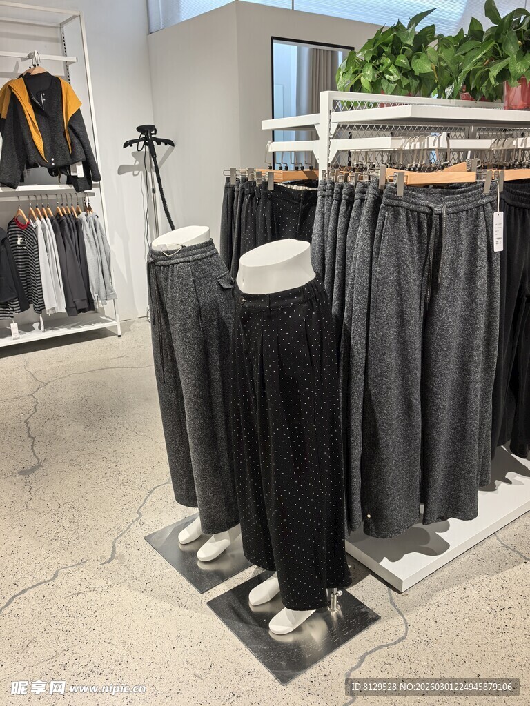 店内陈列的时尚长裤展示