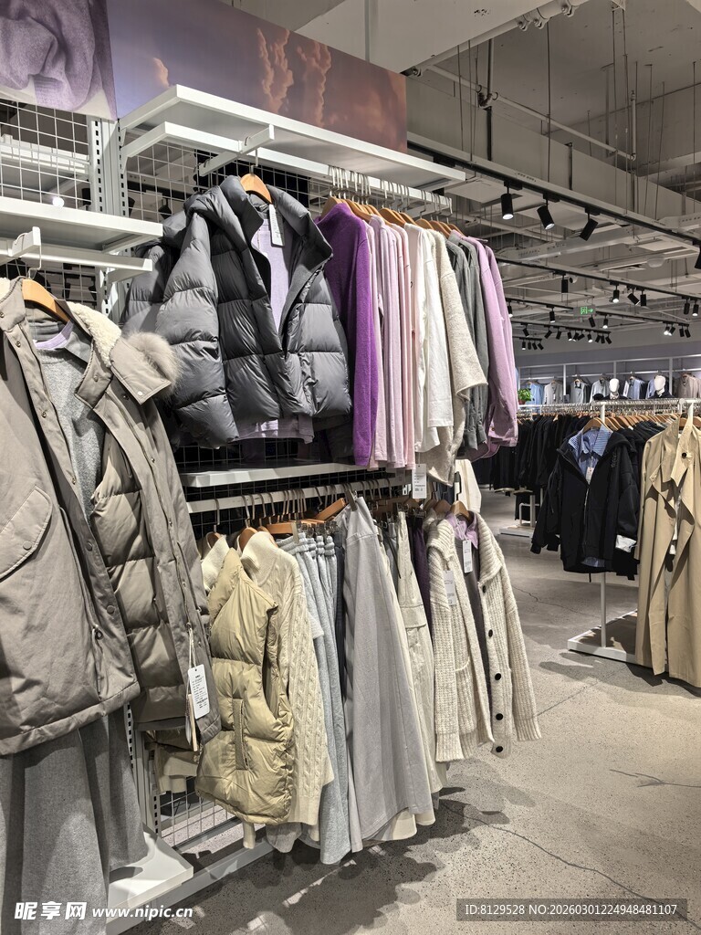 时尚服装店的多样服饰