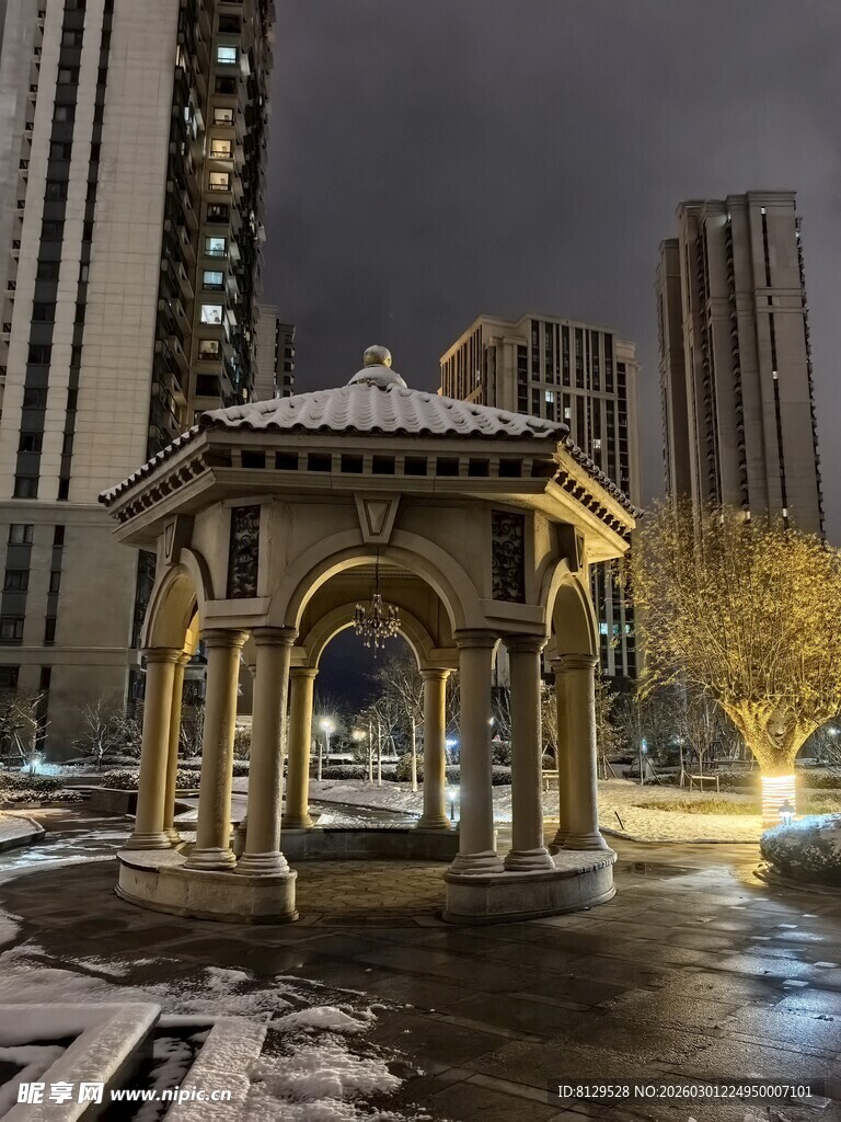 雪夜中的城市古典凉亭