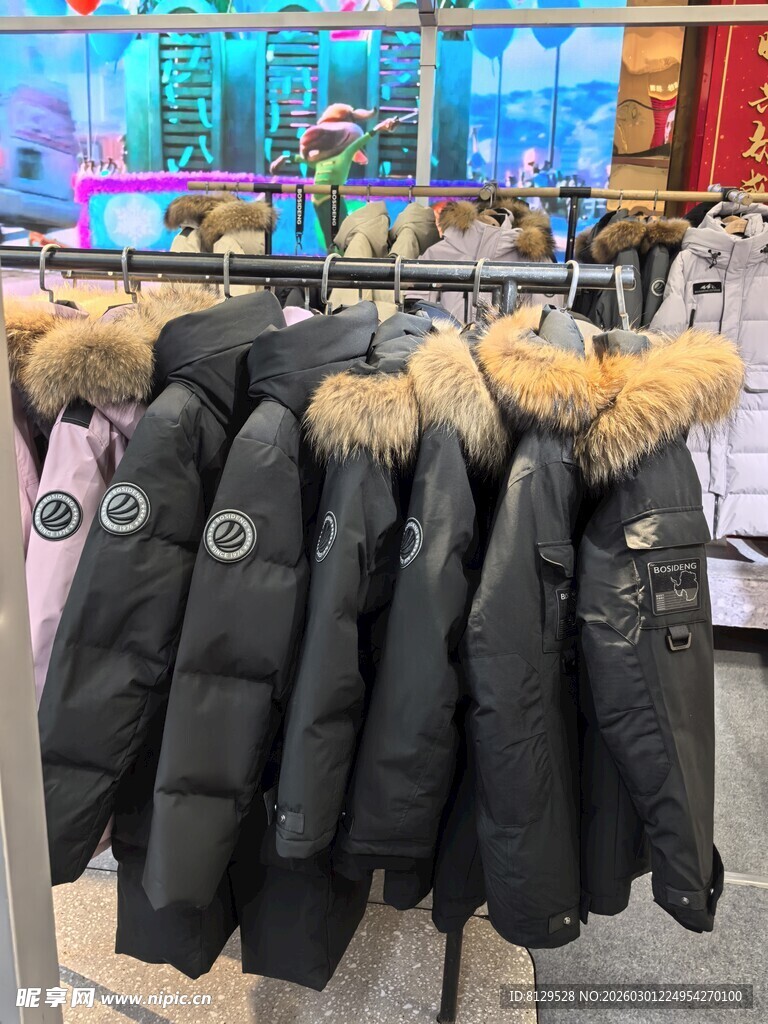 冬季保暖羽绒服整齐陈列