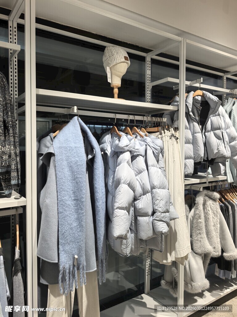 时尚服装店的衣物陈列架