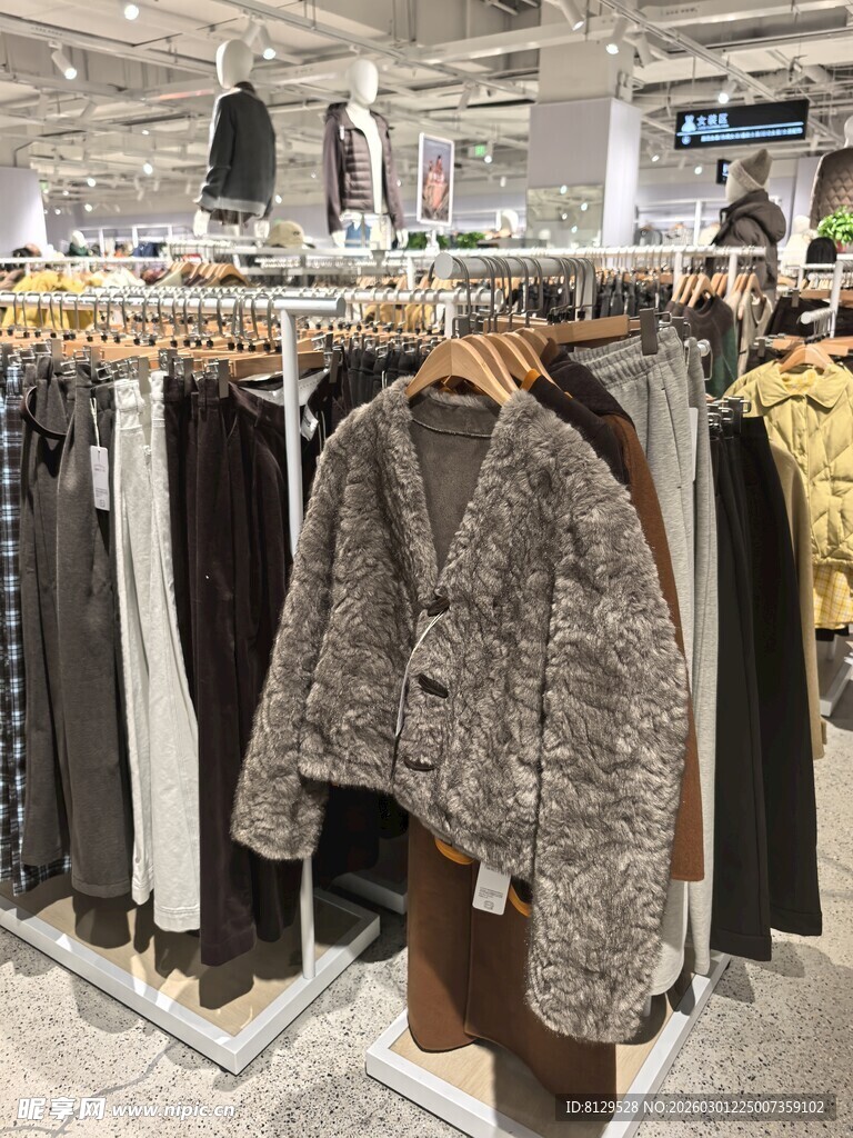 时尚服装店的多样服饰展示