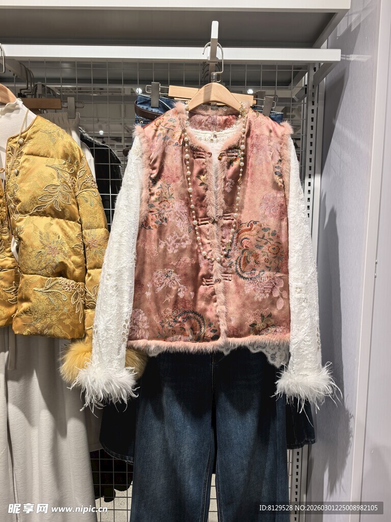 时尚保暖马甲挂于衣架