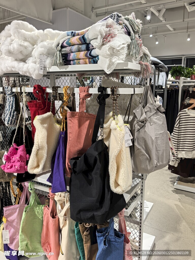 时尚衣物陈列于置物架