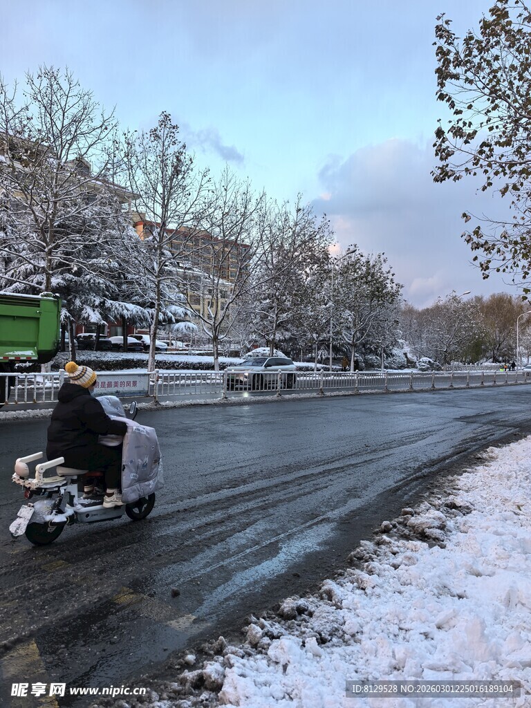 雪地中行驶的摩托车