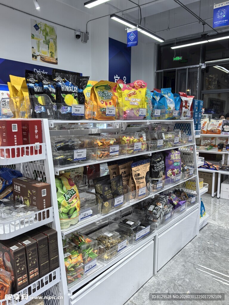 超市货架上琳琅满目的零食