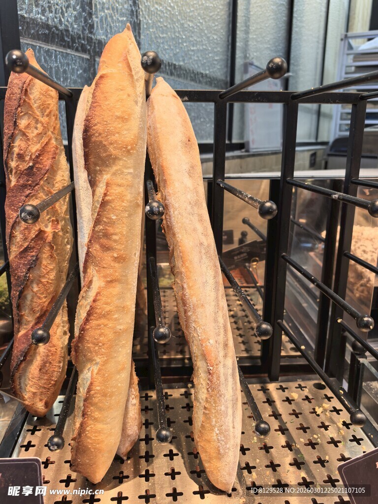 面包店内的美味法棍展示