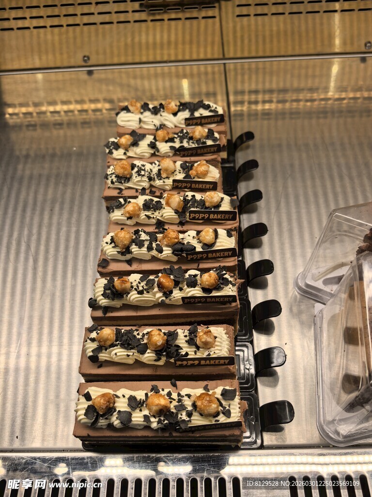 多样寿司整齐陈列