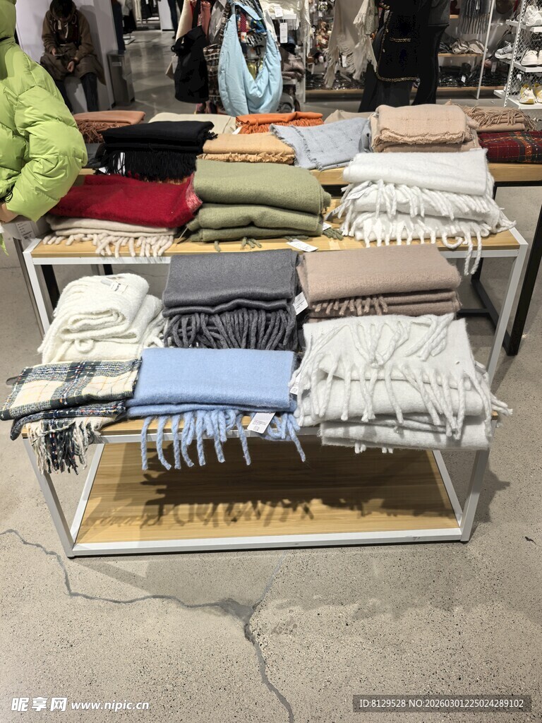 街头摊位的多样织物展示