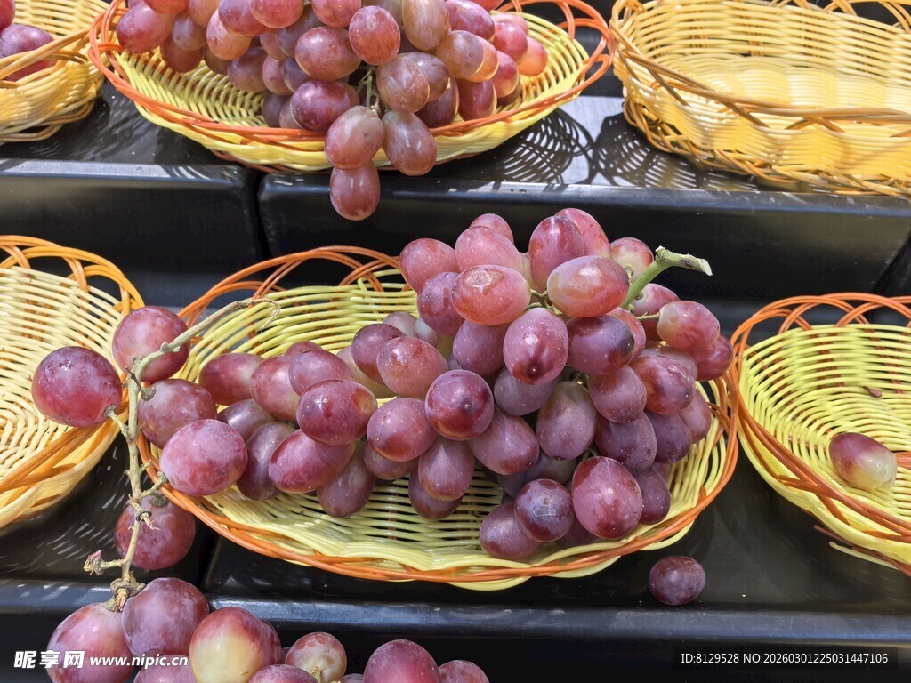 新鲜葡萄摆放在竹篮中