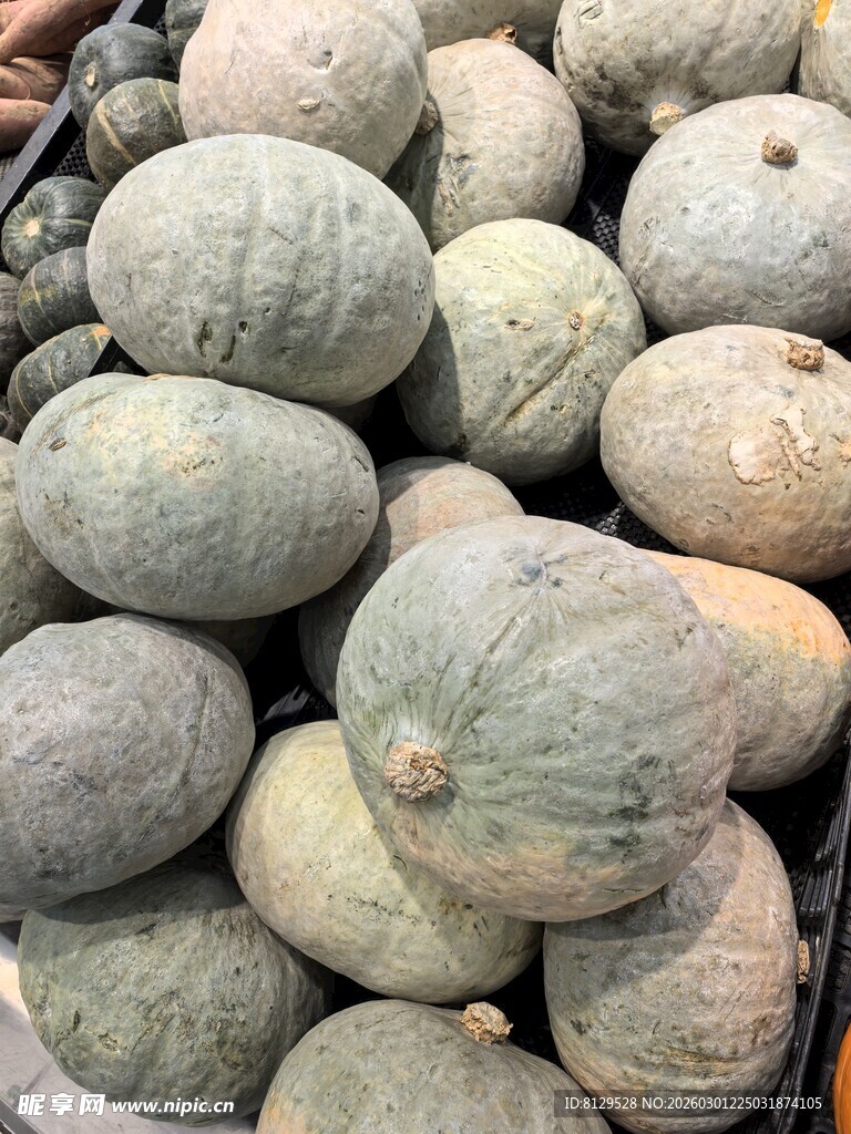 一堆灰绿色南瓜堆在一起