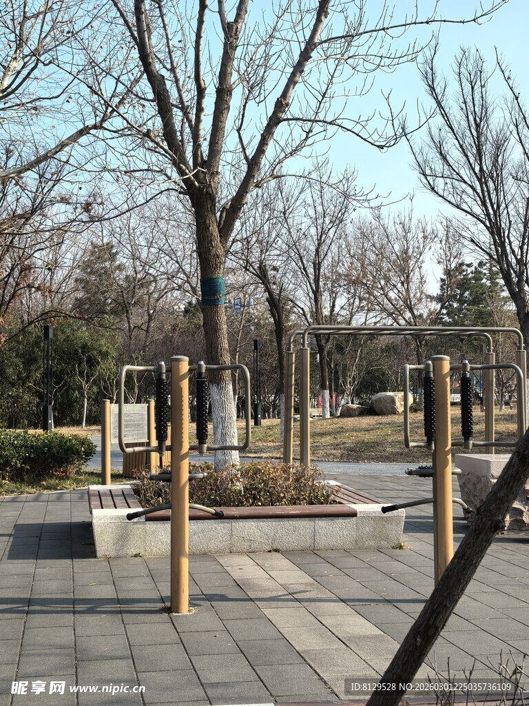 户外空旷木质设施广场