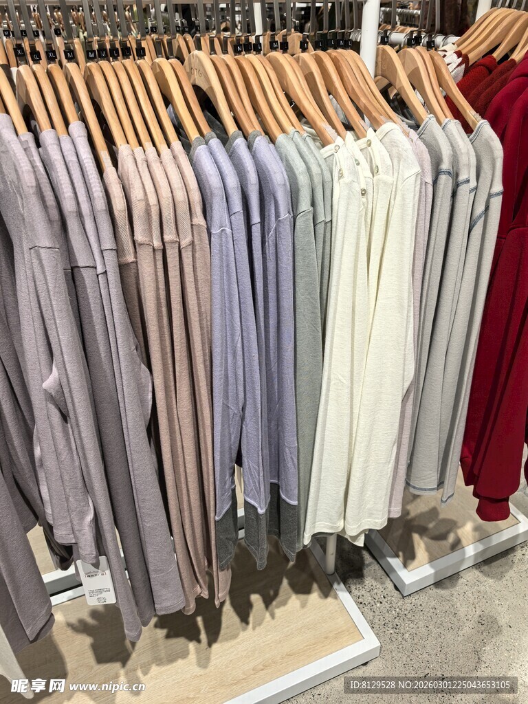 多样色彩服装挂架陈列