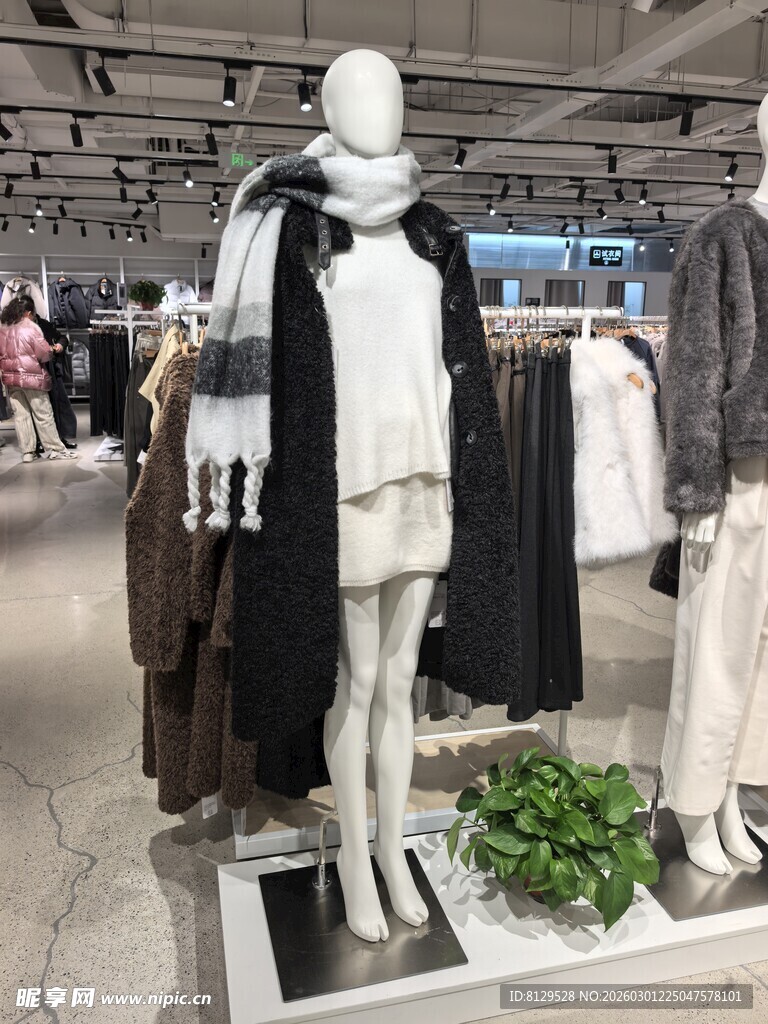 时尚服装店的模特陈列展示