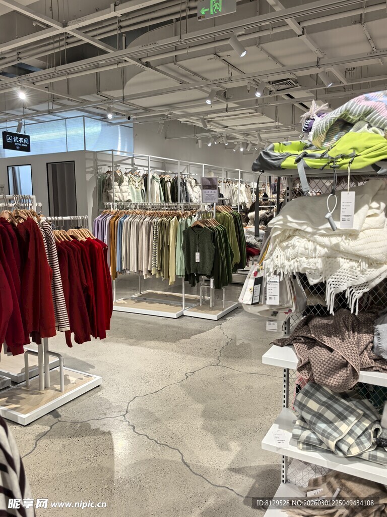 时尚服装店内部陈列展示
