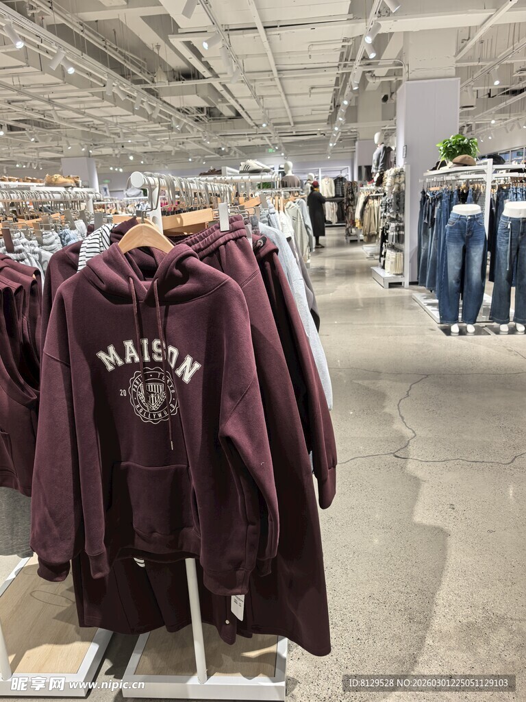 时尚卫衣陈列于服装店内