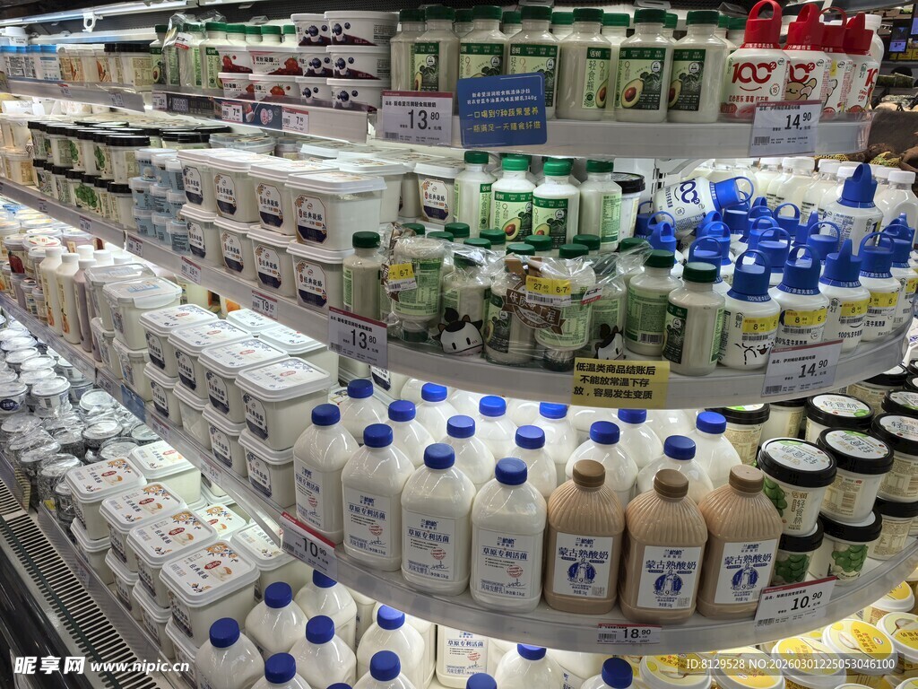 超市货架上的多样饮品