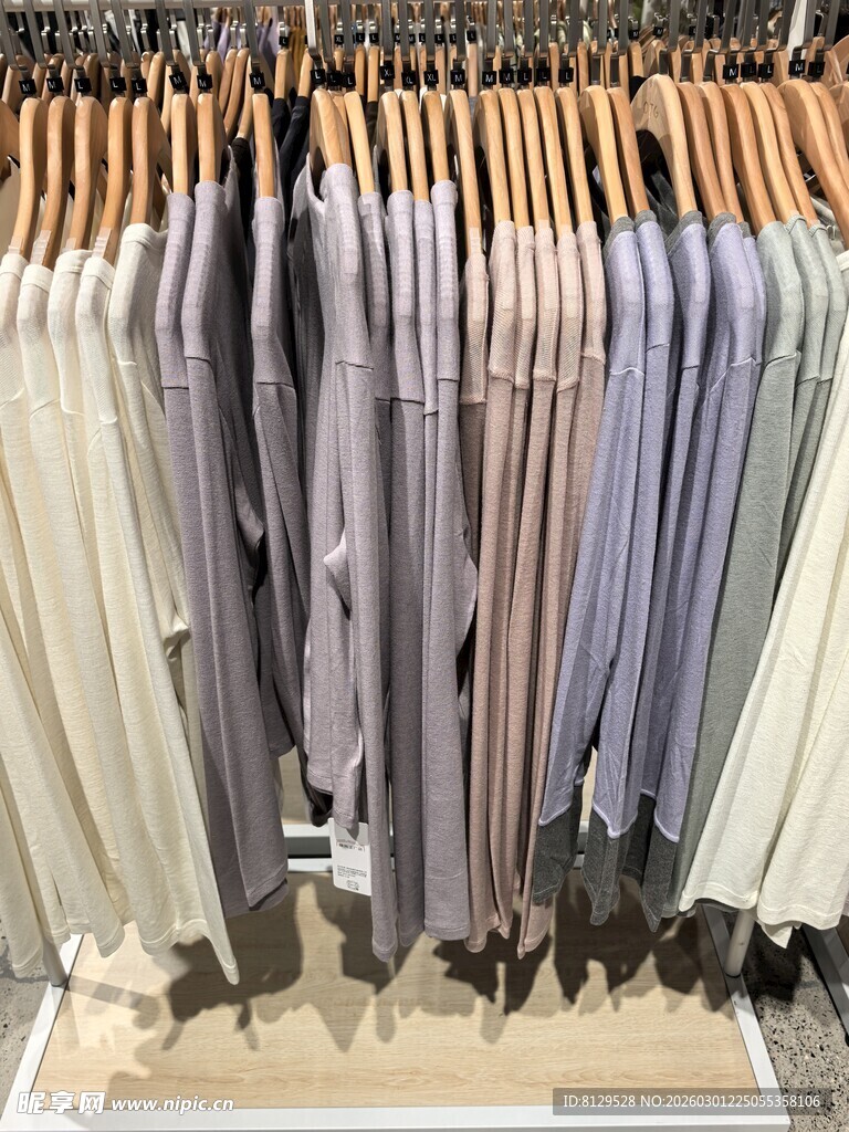 整齐排列的多样款式衬衫