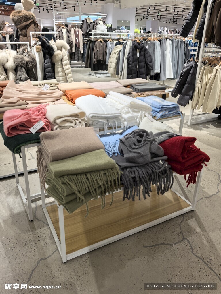 时尚衣物陈列展示场景