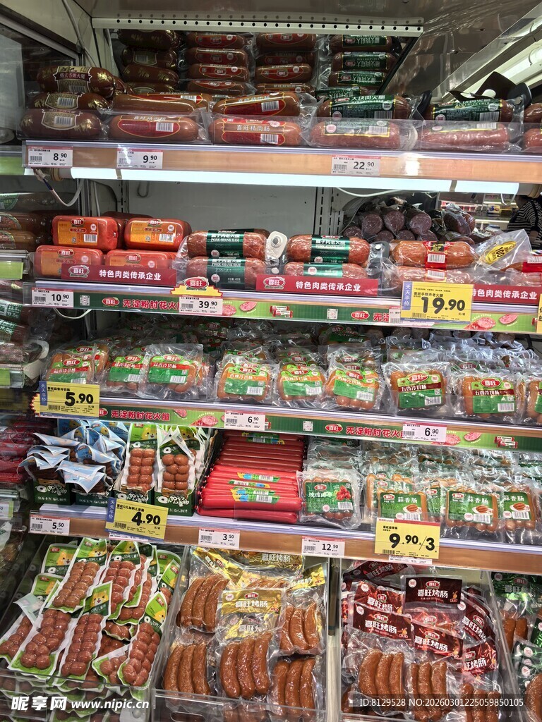 超市货架上琳琅满目的商品