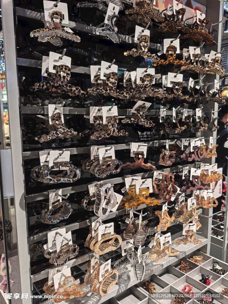 摆满玩偶的货架展示