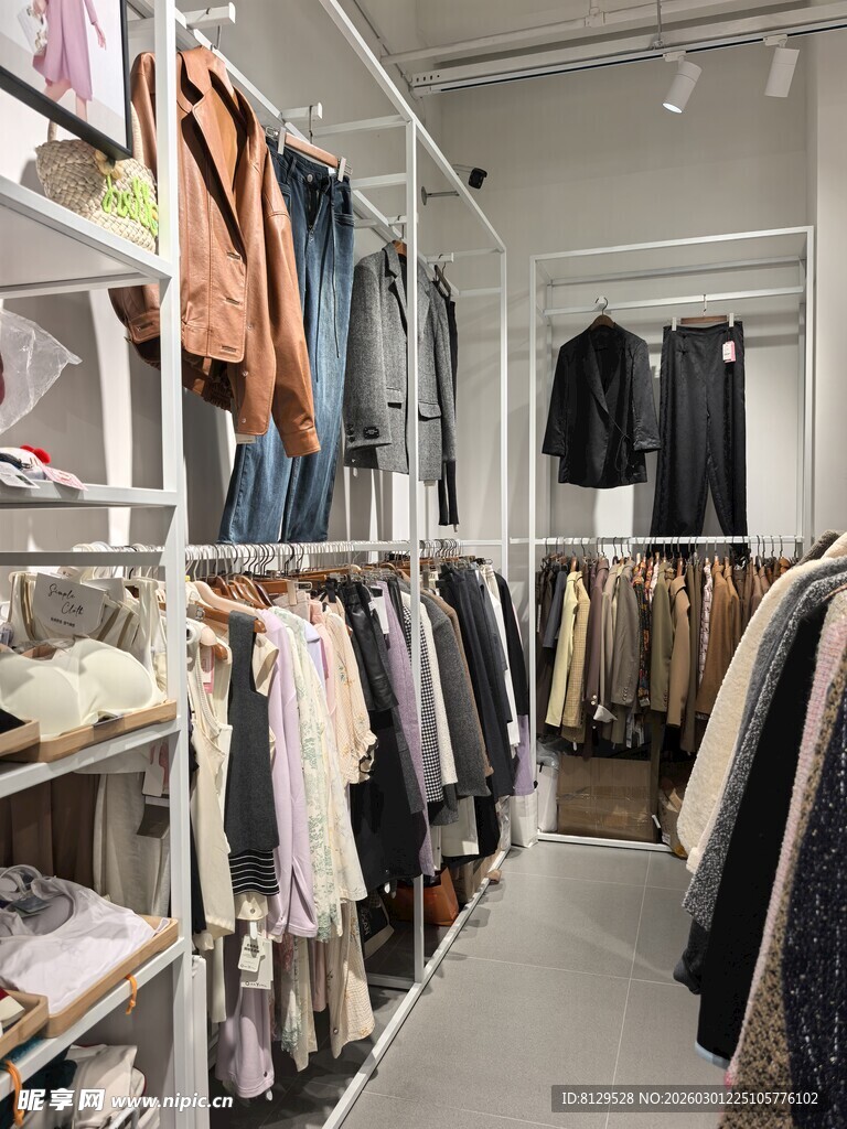 时尚服装店内部陈列展示
