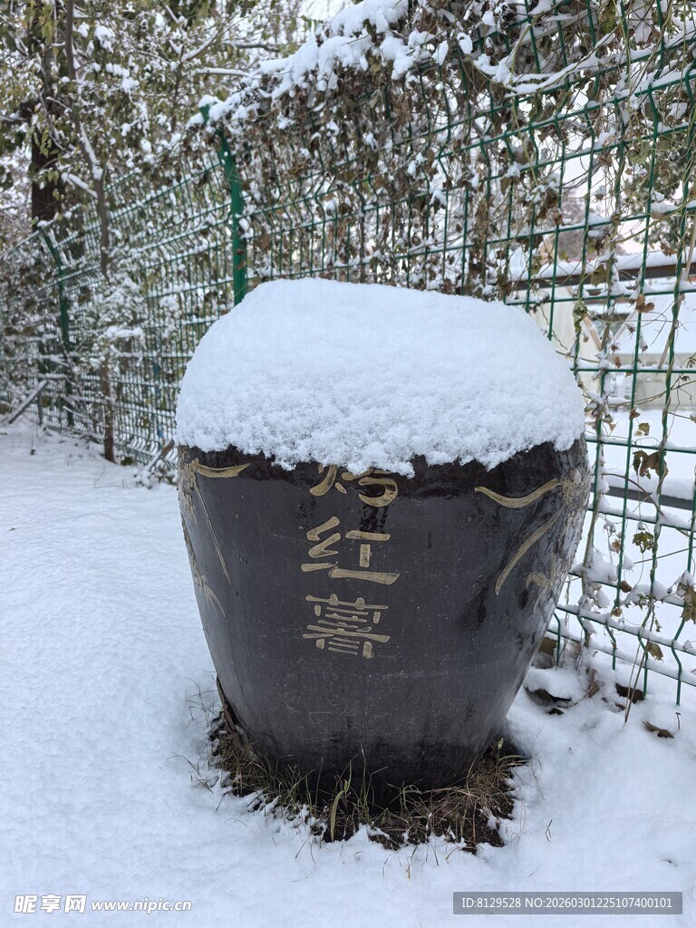 雪覆缸体古朴冬日景致