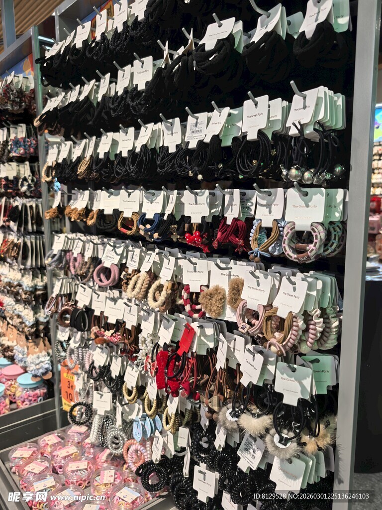 饰品货架展示多样小饰品