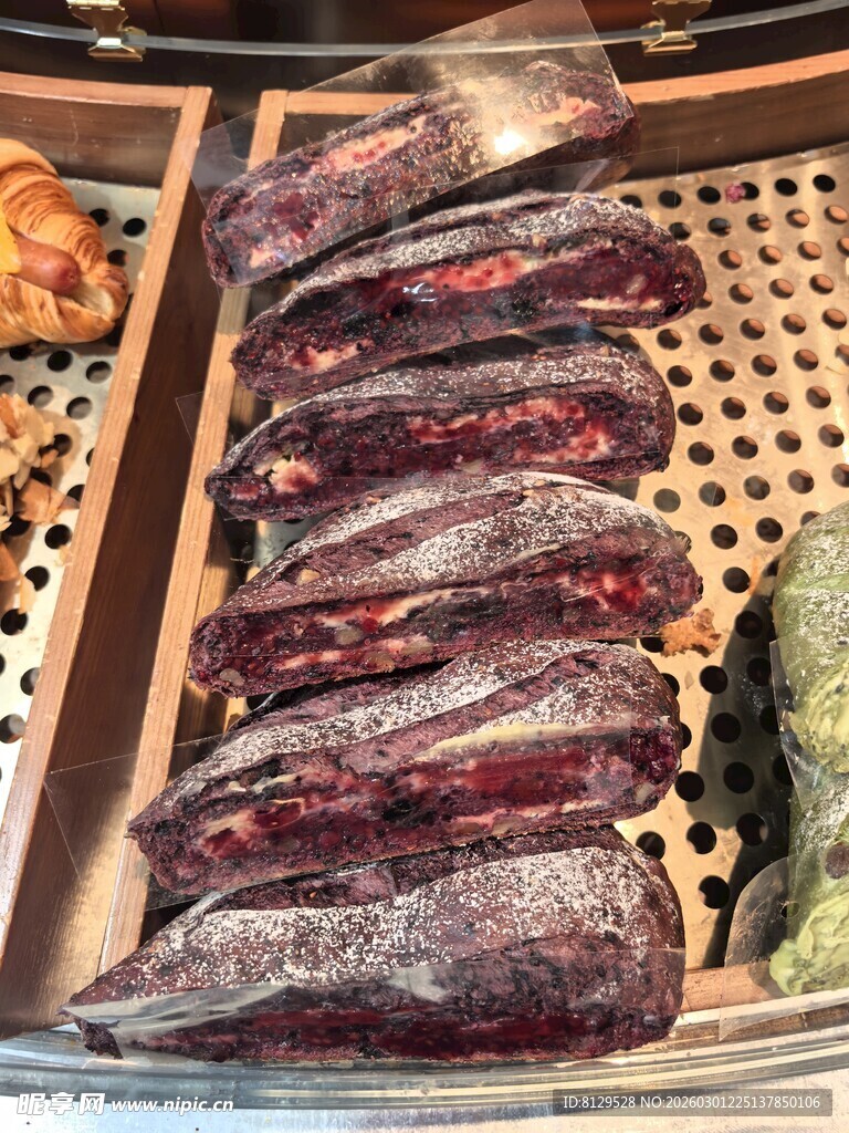 烤架上的美味烤肉与蔬菜