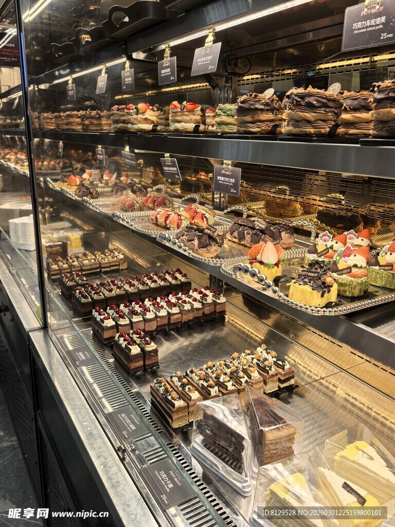 超市内丰富多样的烘焙食品