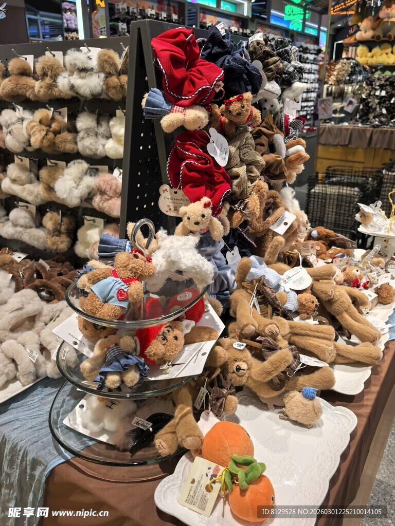 可爱玩偶摆满展示台