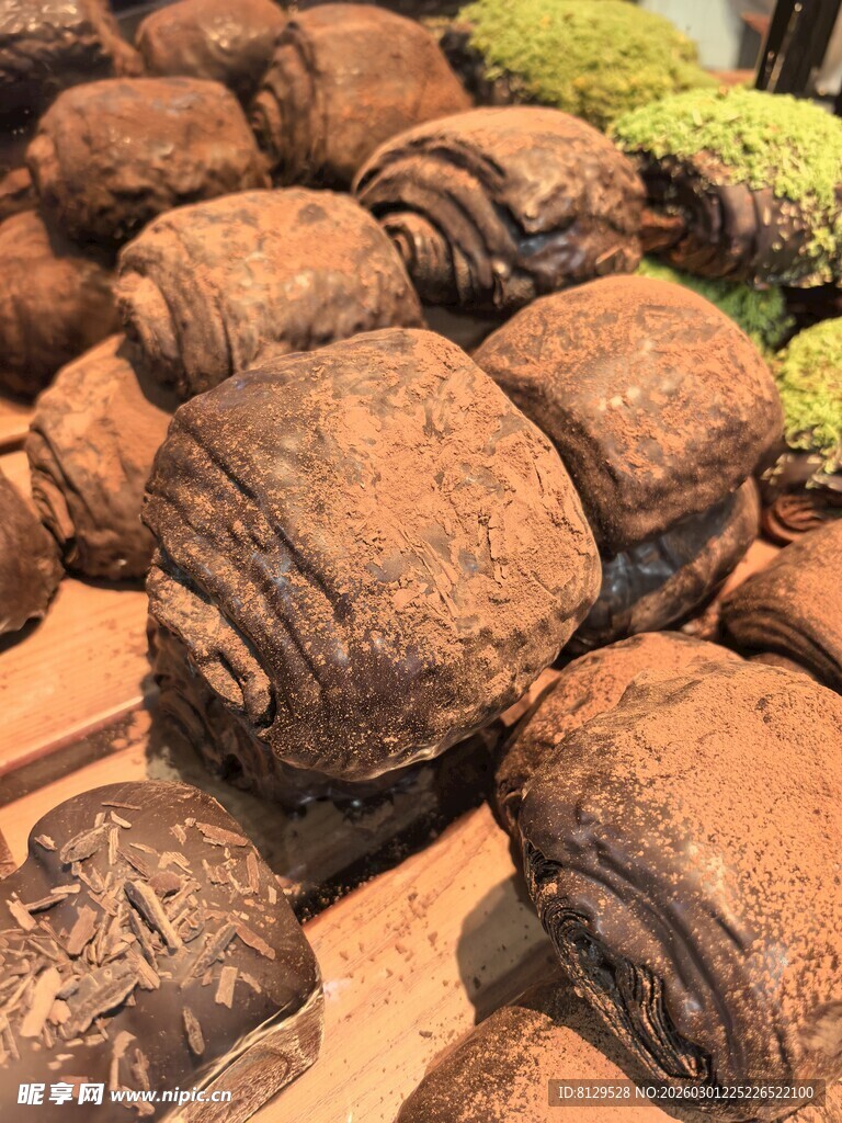 古朴陶罐整齐排列