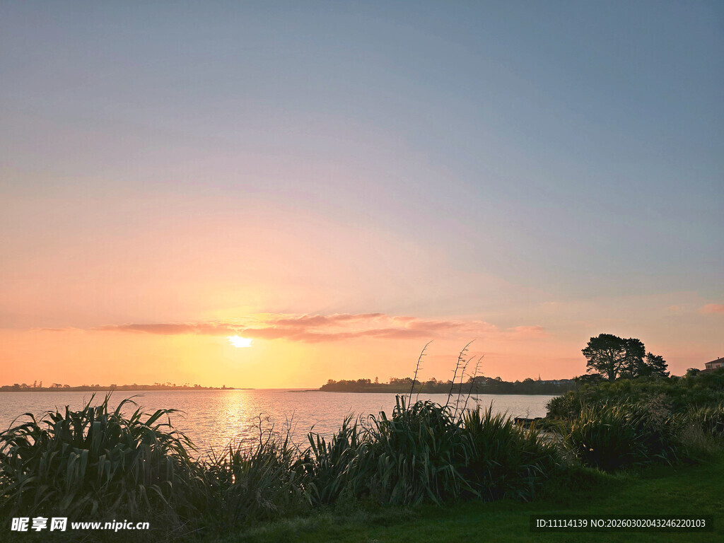 静谧自然的海边日落美景