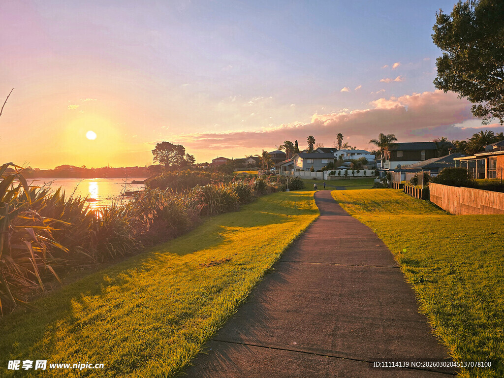 夕阳下的海滨小镇美景