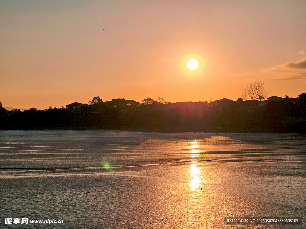 夕阳下的宁静海滨美景