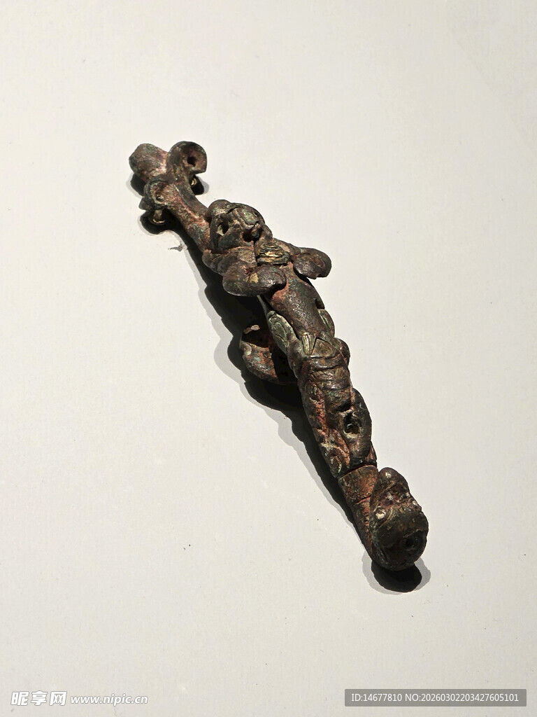 神人抱鱼铜带钩