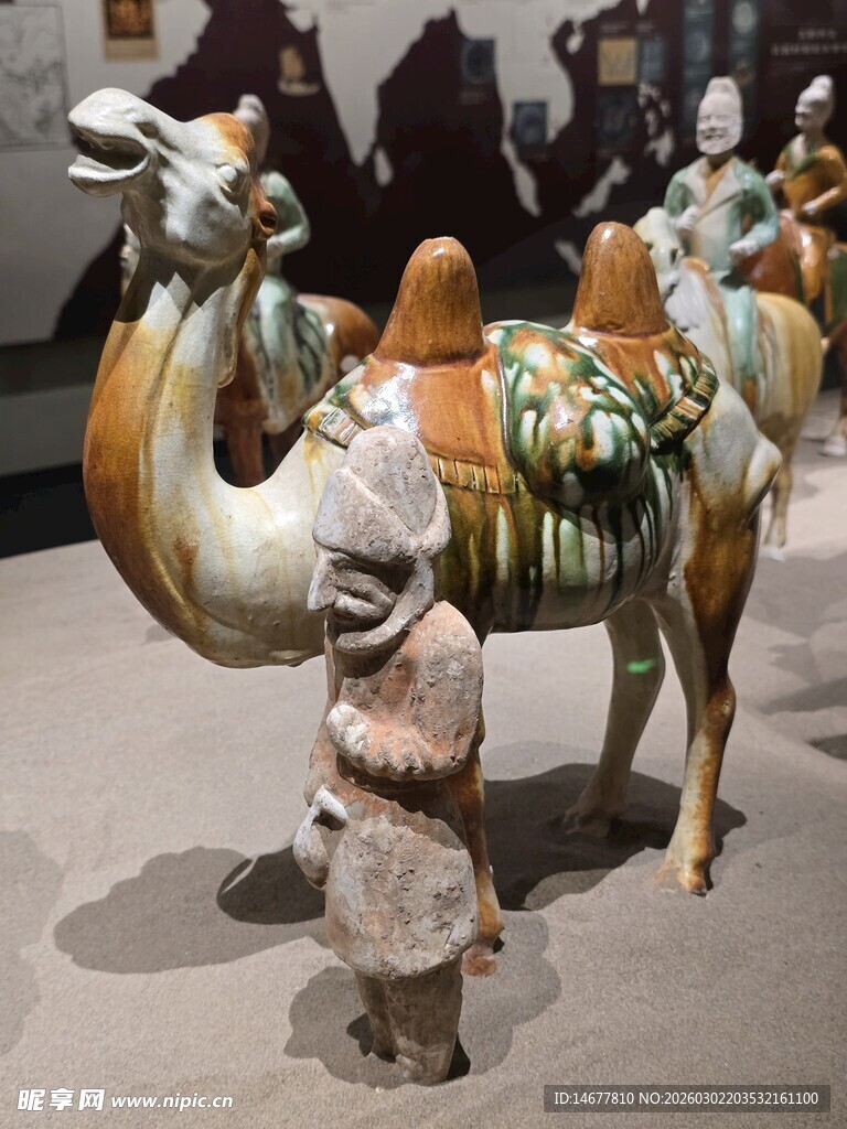 三彩牵驼胡人俑