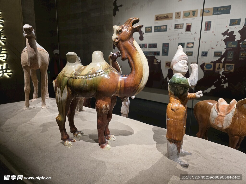 三彩牵驼胡人俑