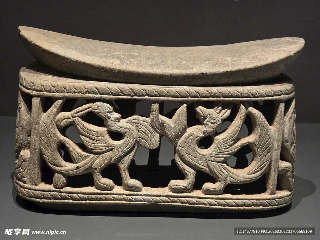 透雕朱雀纹石枕