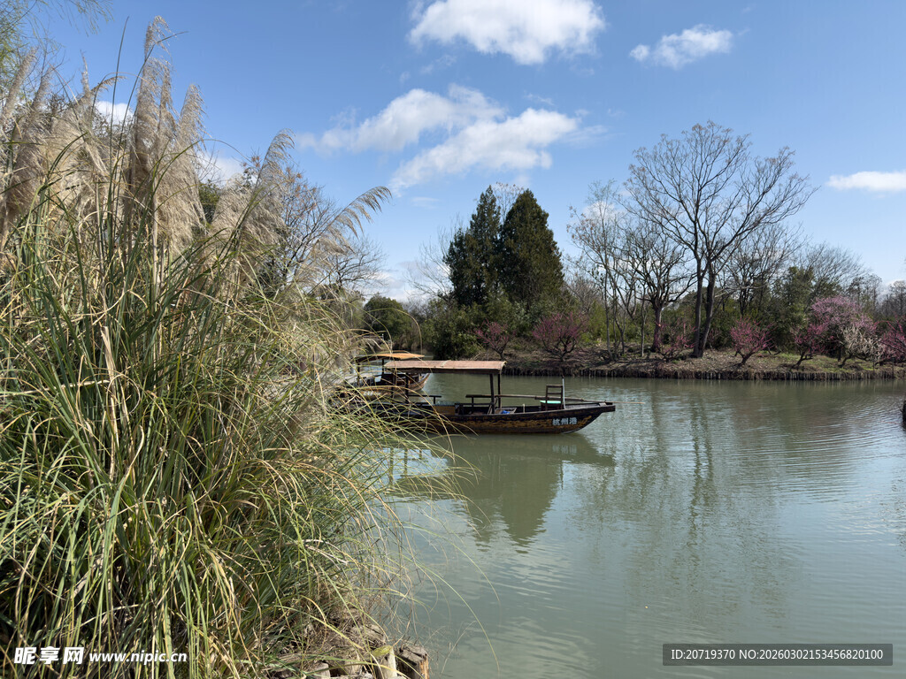 湖畔小船