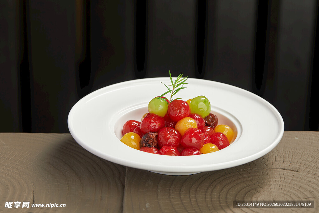 白盘装多彩小番茄