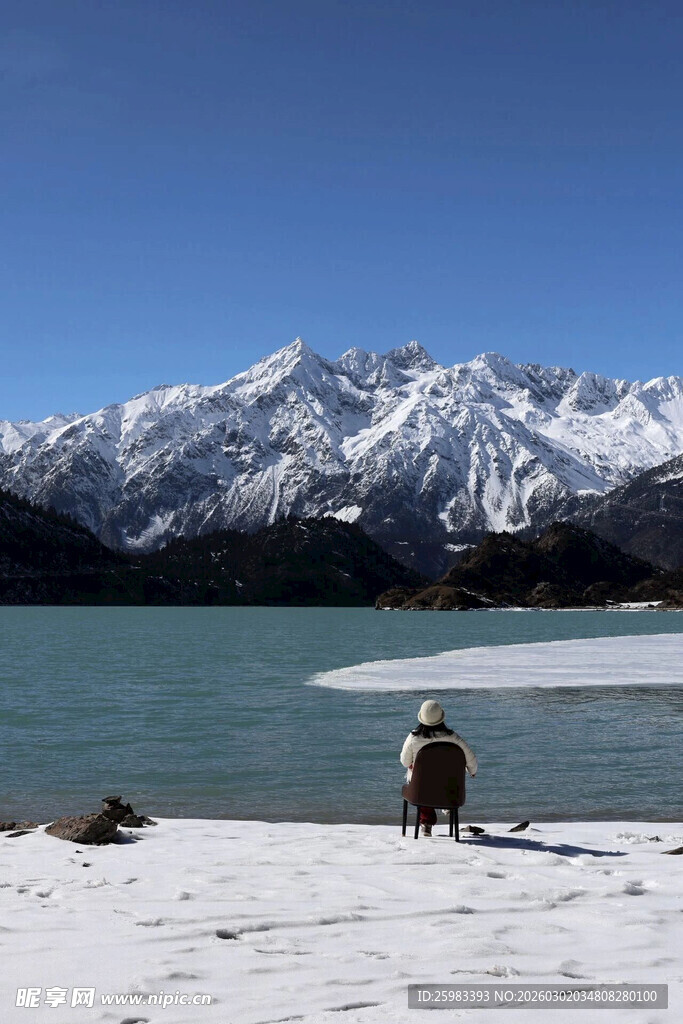 雪山湖泊
