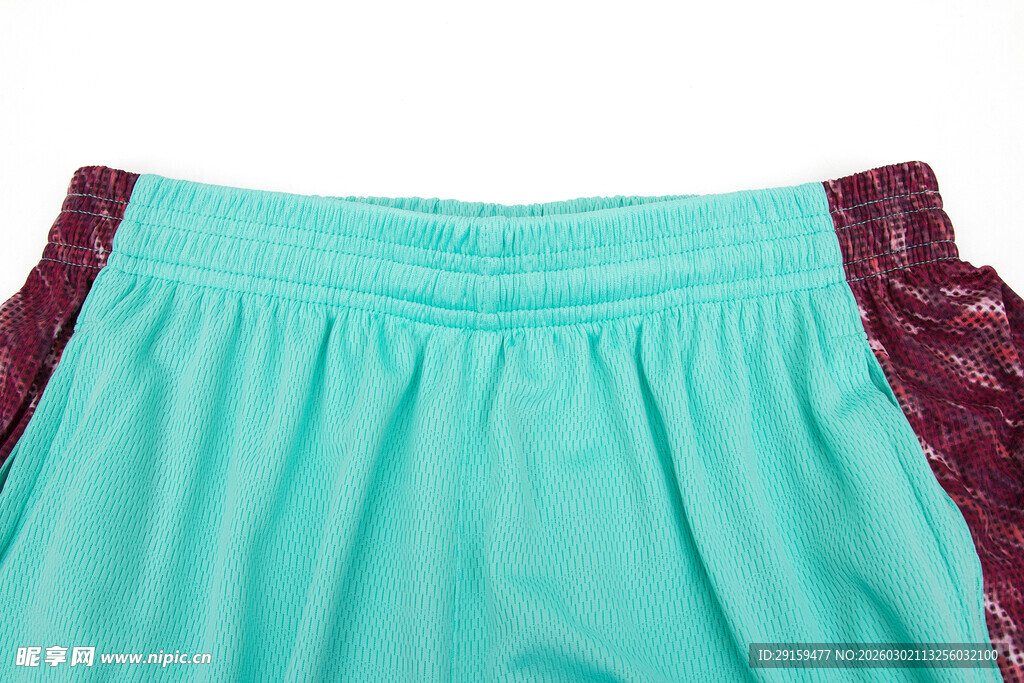 浅绿色拼接短裤