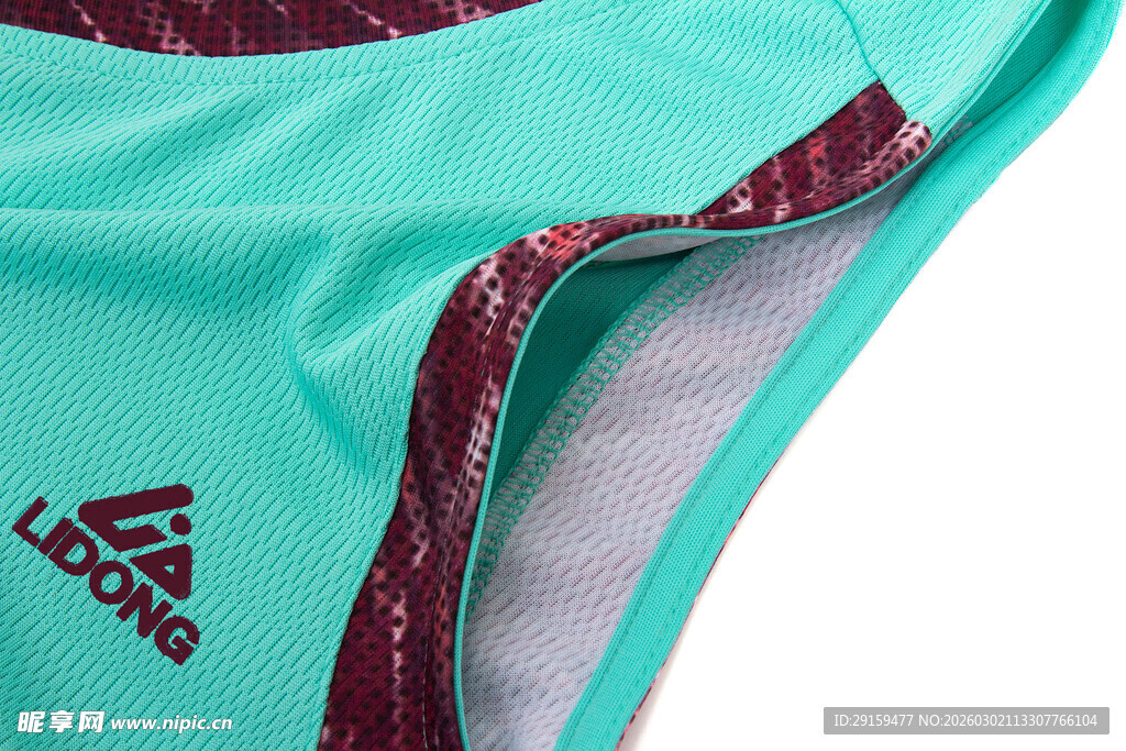 阿迪达斯泳衣细节特写