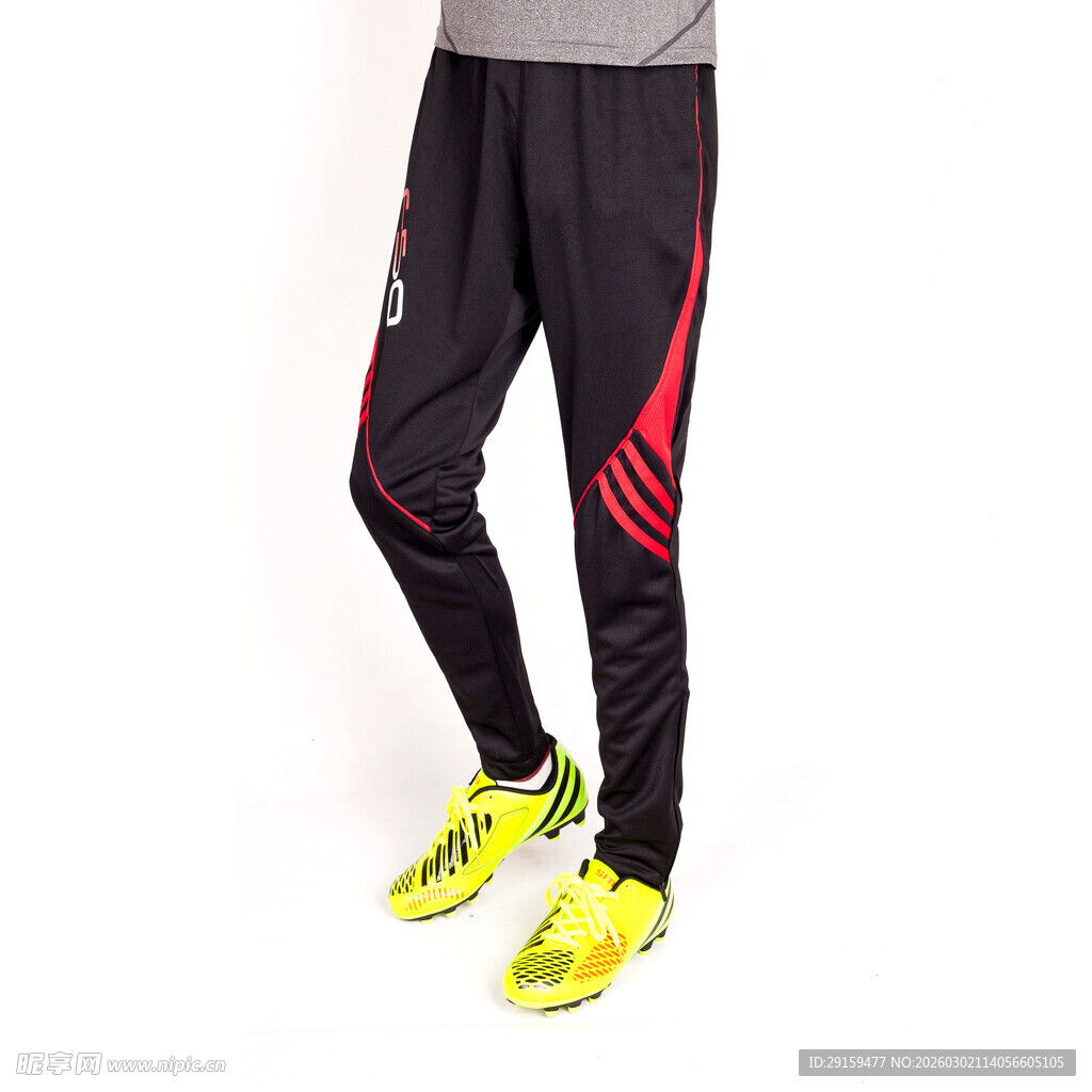 男士运动长裤搭配亮色跑鞋