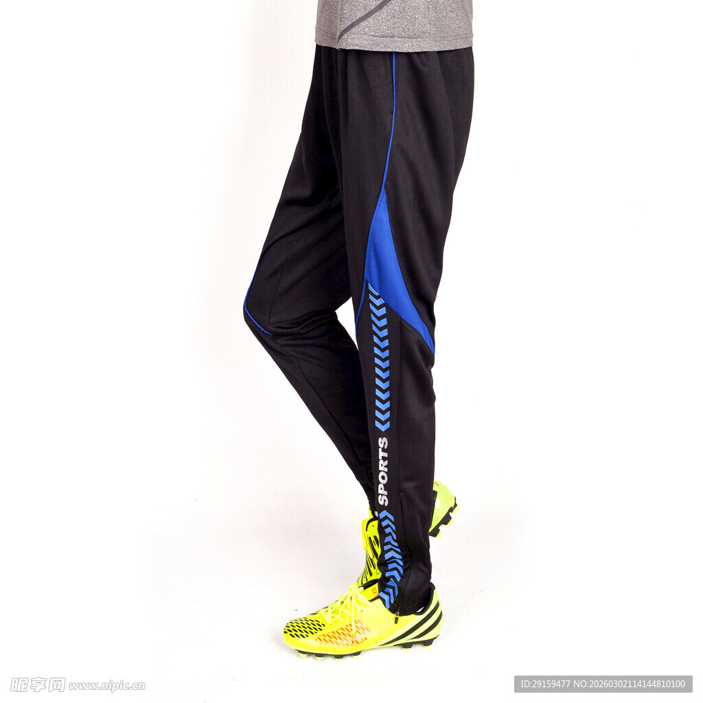 运动长裤搭配亮眼运动鞋