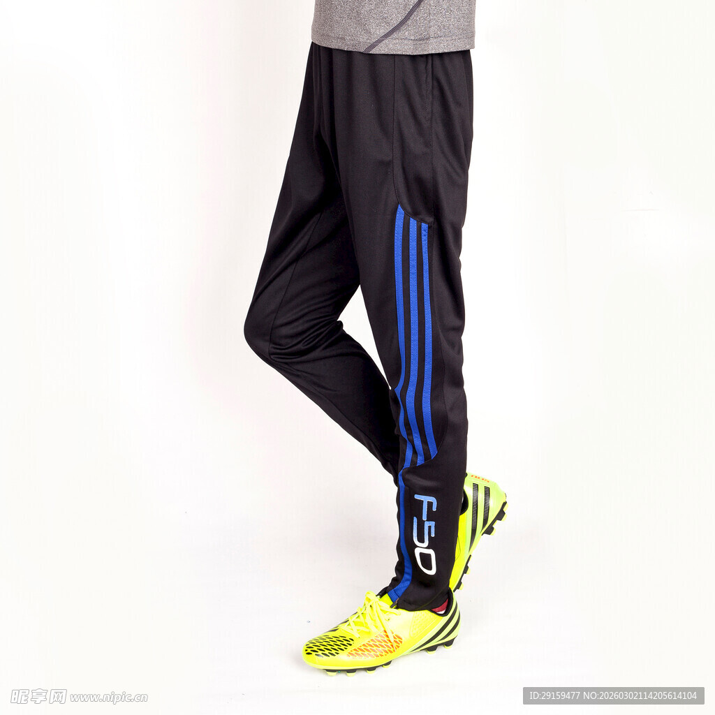 男士运动长裤搭配足球鞋
